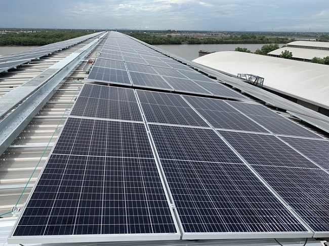 bảng điều khiển năng lượng mặt trời trên mái nhà bằng kim loại ở Thái Lan