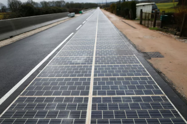 con đường panen năng lượng mặt trời đầu tiên trên thế giới ở Pháp
