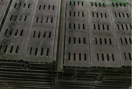 Máng cáp năng lượng mặt trời bằng thép